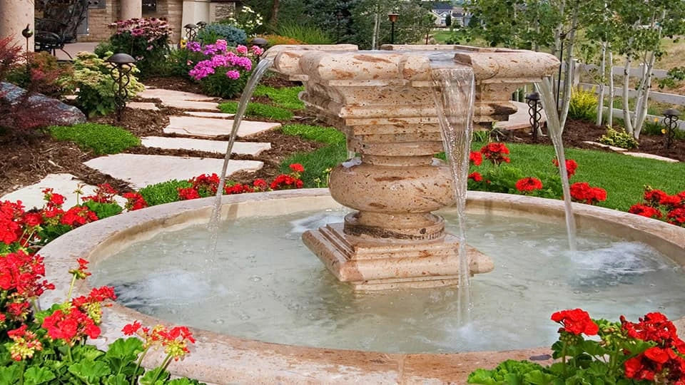 Titelbild was Pflanzen put around Wasserbrunnen